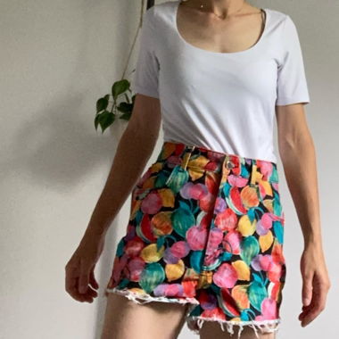 Bunte Shorts mit Fransen