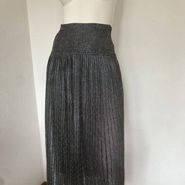 Vintage pleated mid length skirt in silver 