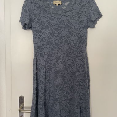 Vestito blu in pizzo con sottoveste