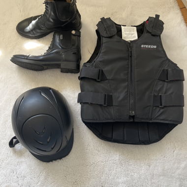 Reit-Set mit Panzer, Helm und Stiefeln