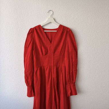 Abito rosso a maniche lunghe