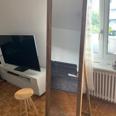 Grosser Stehspiegel mit Jackenaufhänger