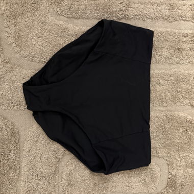 Bordo costume da bagno nero