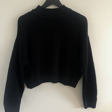 schwarzer Pullover
