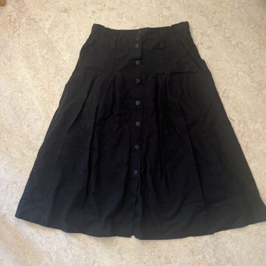 Jupe noire ample avec boutons