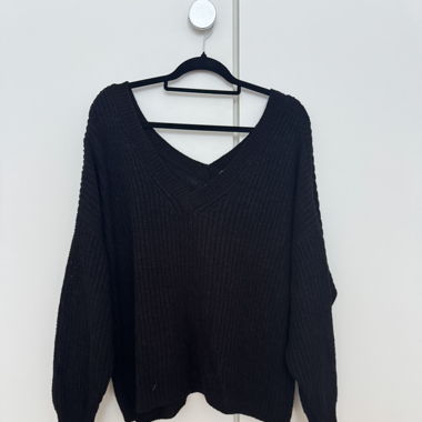 schwarzer Pullover