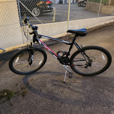 Vélo de montagne noir