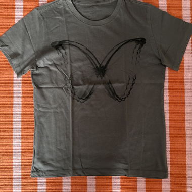 T-shirt grigio con stampa farfalla