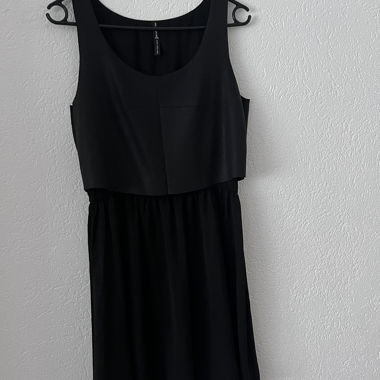Schwarzes ärmelloses Kleid