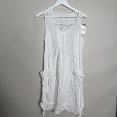 Robe blanche sans manches en dentelle
