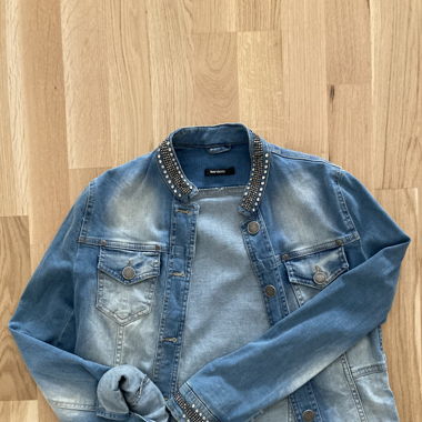 Jeansjacke mit Strasssteinen