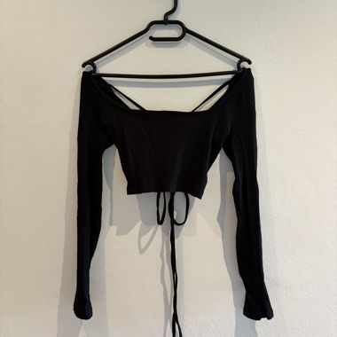Schwarzer Stradivarius Crop-Pullover mit Nackenfreiem Rücken
