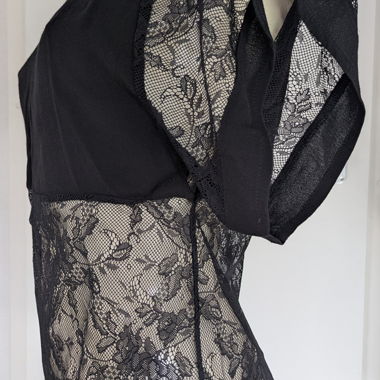 Schwarzes Top aus transparenter Spitze