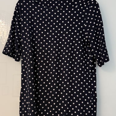 Chemise bleu foncé et blanc à pois