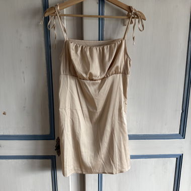 Vestaglia corta beige con spalline sottili