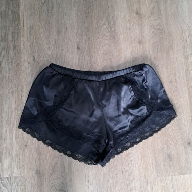 Schwarze Satin-Shorts mit Spitze (pjyama)
