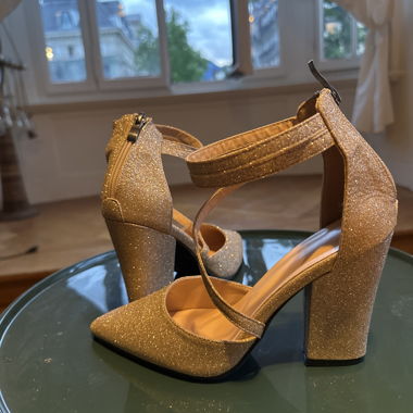 Chaussure à talon dorée 