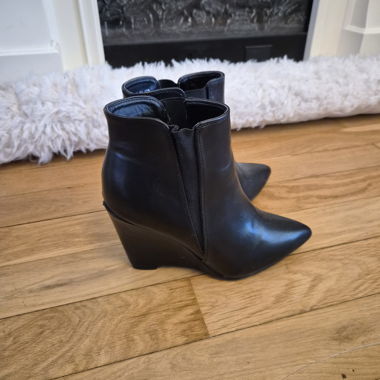 Paire de bottines noires compensées 