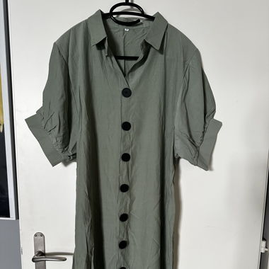 Robe kaki avec ceinture à la taille