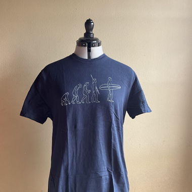 T-shirt blu scuro con stampa surfista