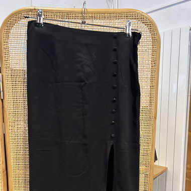Jupe noir ouvert sur le cote