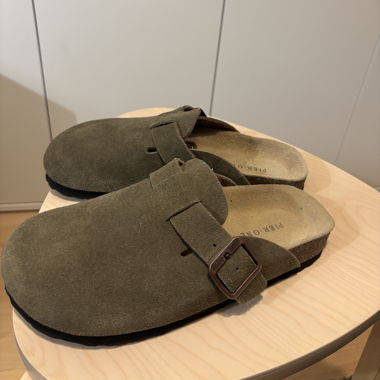 Pier One Clogs aus Wildleder, khaki