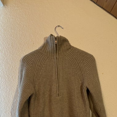 Cremiger Kragenpullover