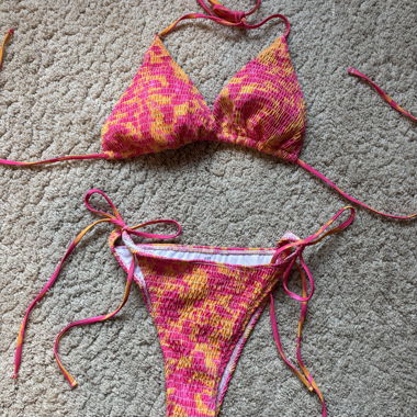 Bikini a triangolo rosa e arancione smockato
