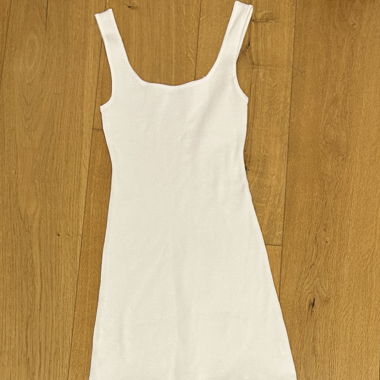 Weisses Maxikleid mit Plissee-Saum