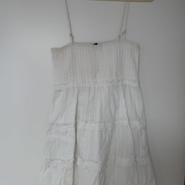 Robe blanche à bretelles