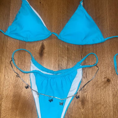 Blauer Bikini mit Schmetterling kette