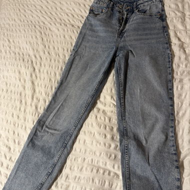 Classic blue jeans (body-hugging)
