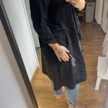 Schwarzer Mantel