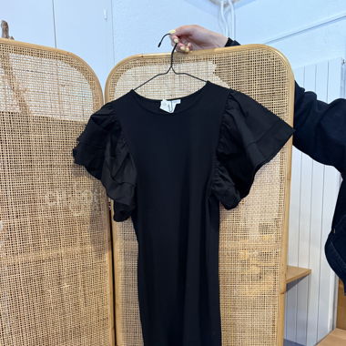 Robe moulante avec manche bouffante