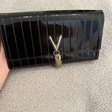 Schwarze lackierte Clutch mit Krokodilmuster Valentino