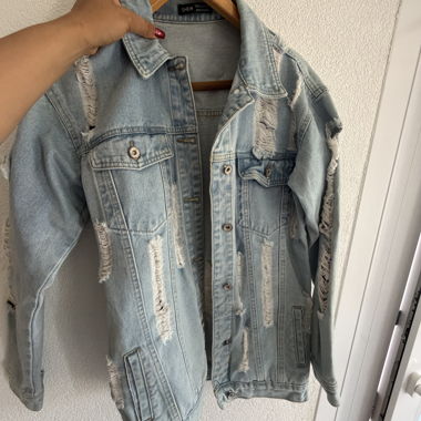 Giacca di jeans strappata