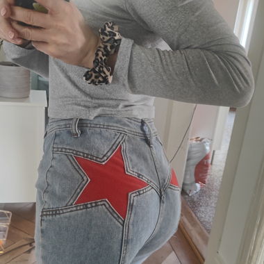 Coole Jeans mit roten Sternen