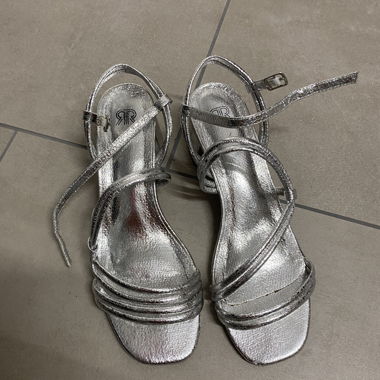 Sandales à brides argentées