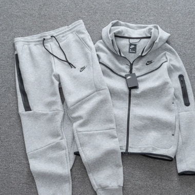 Nike-Grauer Trainingsanzug