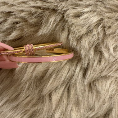 Goldene Armreifen mit rosa Akzent