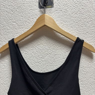 Schwarzes Croptop mit Ausschnitt 