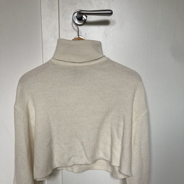 White turtle neck pullover 