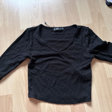 Top a coste nero con scollo a V