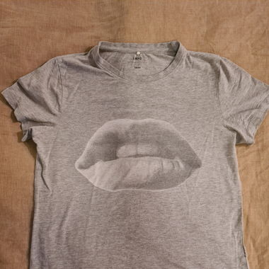 T-shirt gris lèvres