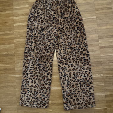 Leopard-Morgenmantelhose aus Kunstfell