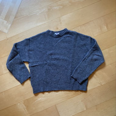 Grauer Pullover