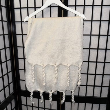Écharpe en tricot blanche avec franges torsadées