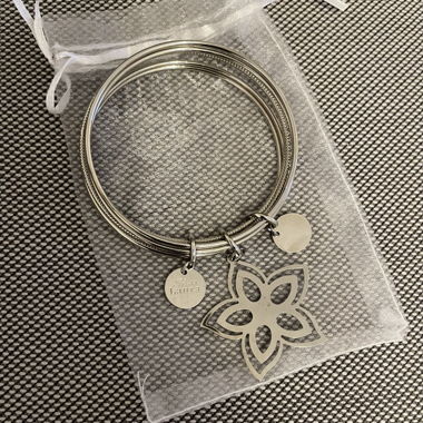 Bracciali color argento con ciondoli