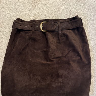 Jupe en cuir marron avec ceinture assortie