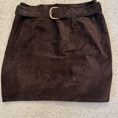 Jupe en cuir marron avec ceinture assortie